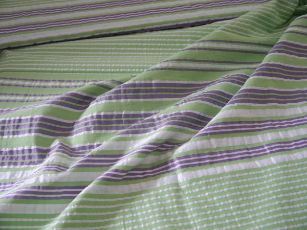 Kleiderstoff mit leichtem Metallikeffekt, violett/grün