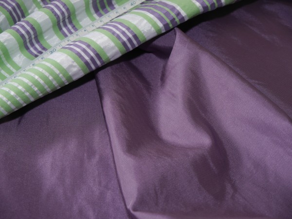 Kleiderstoff mit leichtem Metallikeffekt, violett/grün