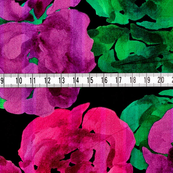 Soffe Meterware, Baumwollgewebe schwarz mit lila Blumen