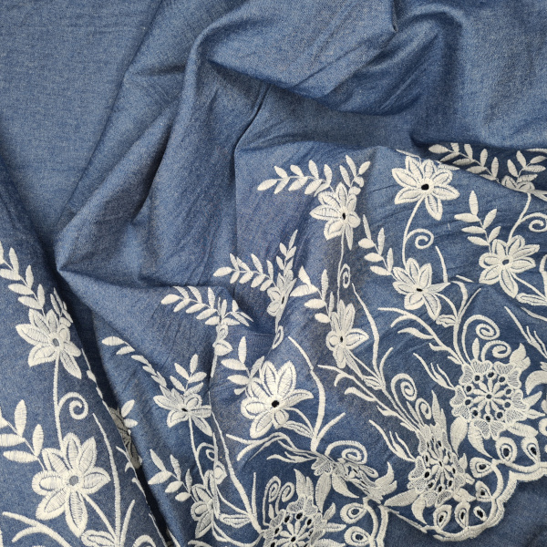 Baumwollstoff, jeansblau mit Blumenbordüre gestickt wollweiß