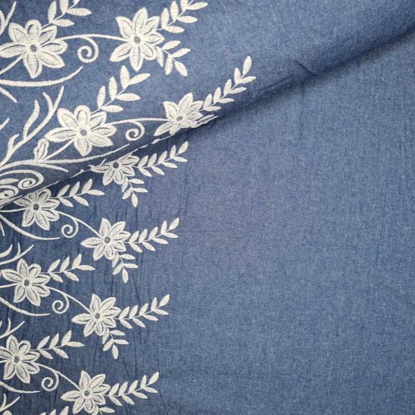 Baumwollstoff, jeansblau mit Blumenbordüre gestickt wollweiß