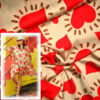 Originalstoff Burda Style 5/2023, Modell 116 Kleid, Polyesterstoff beige mit knallroten Herzen