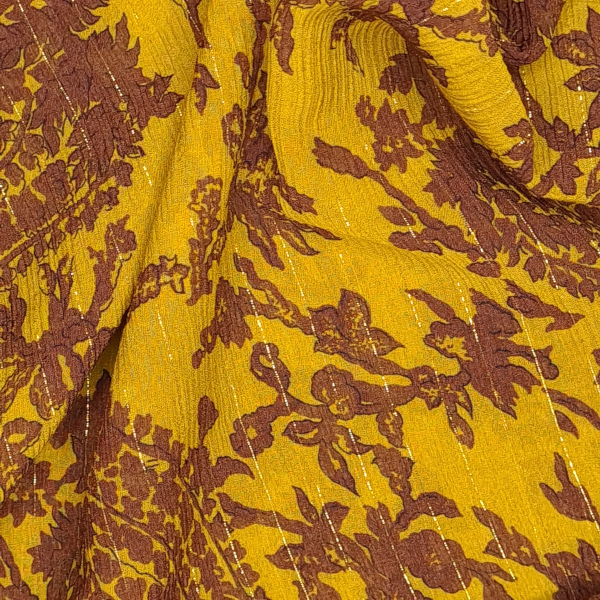 Originalstoff Burda Style 07/2022, Modell 114 Bluse, Chiffonprint maisgelb mit bordeauxfarbenen Paisleymuster und eingewebten Goldstreifen